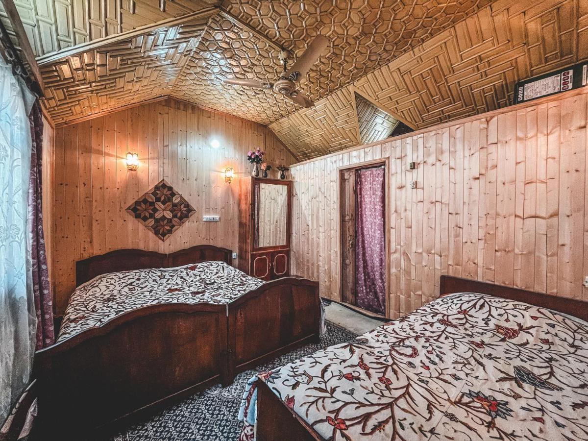 Golden Hopes Group Of Houseboats Hotel Srinagar  Bagian luar foto