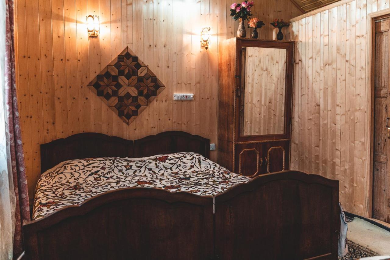 Golden Hopes Group Of Houseboats Hotel Srinagar  Bagian luar foto