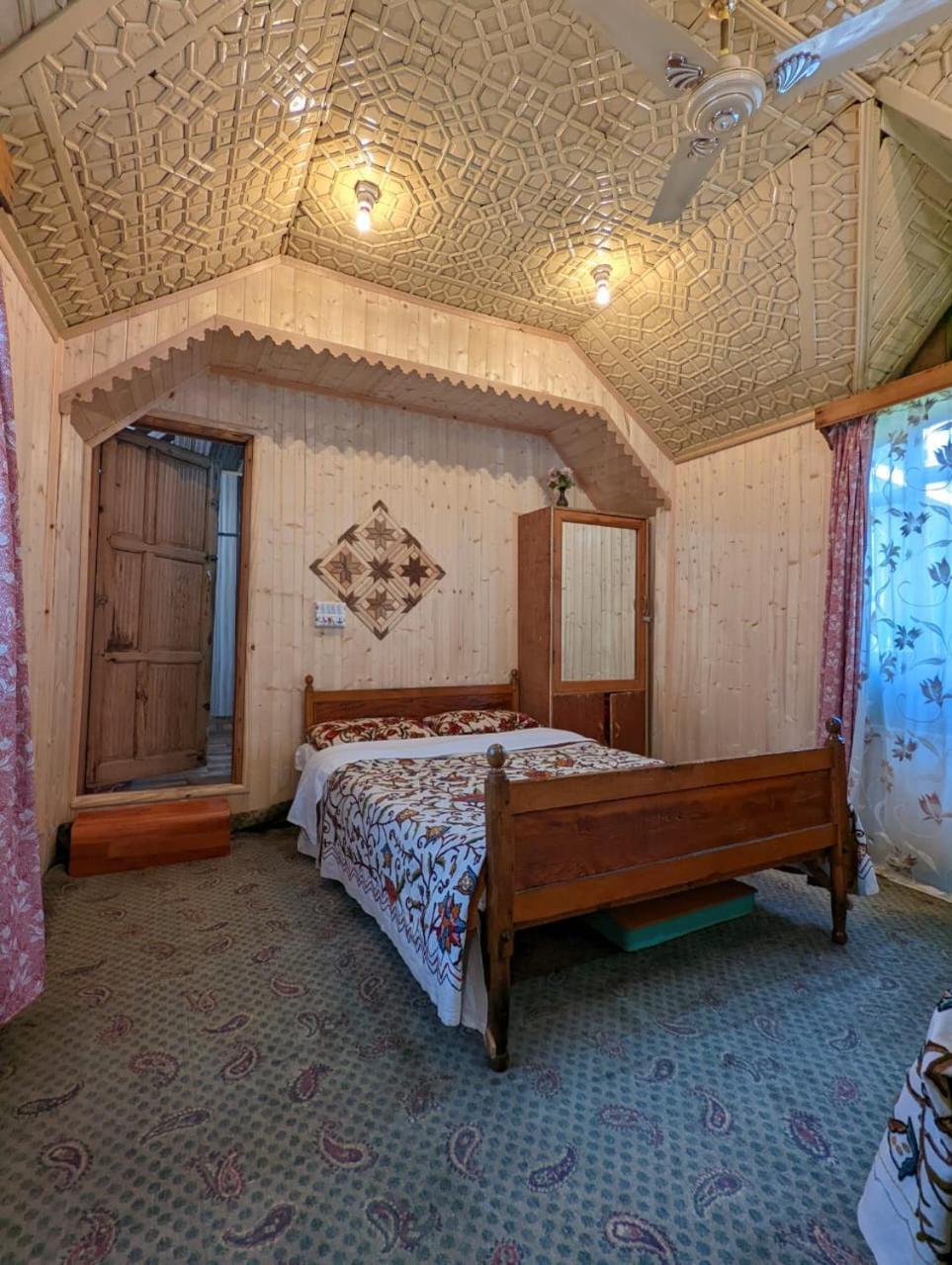 Golden Hopes Group Of Houseboats Hotel Srinagar  Bagian luar foto