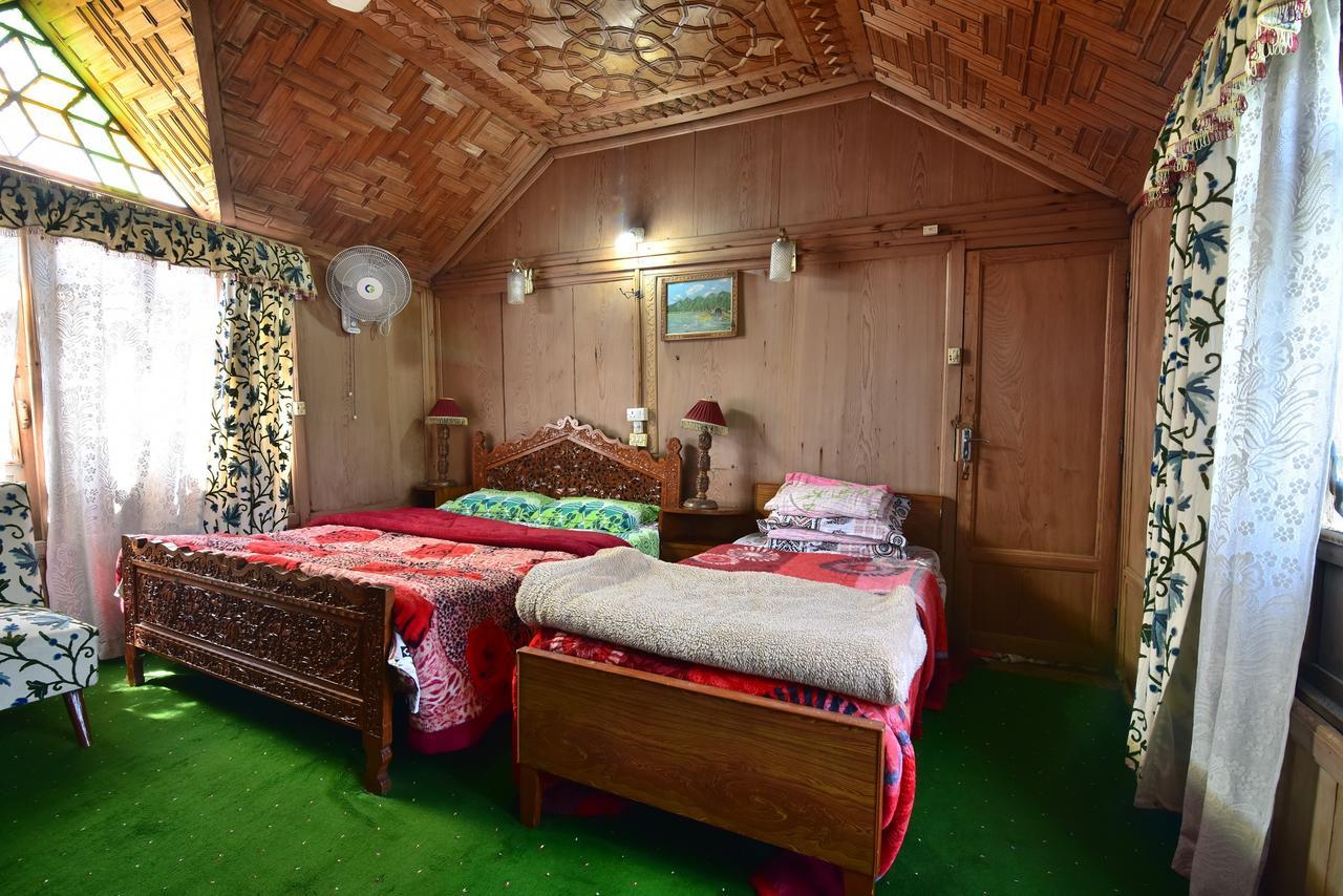 Golden Hopes Group Of Houseboats Hotel Srinagar  Bagian luar foto